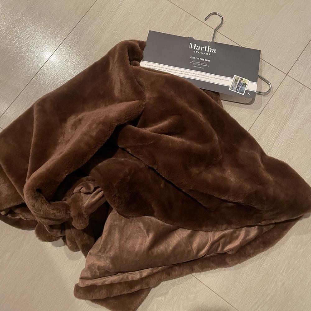 Martha Stewart Christmas tree skirt faux fur chocolate brown
